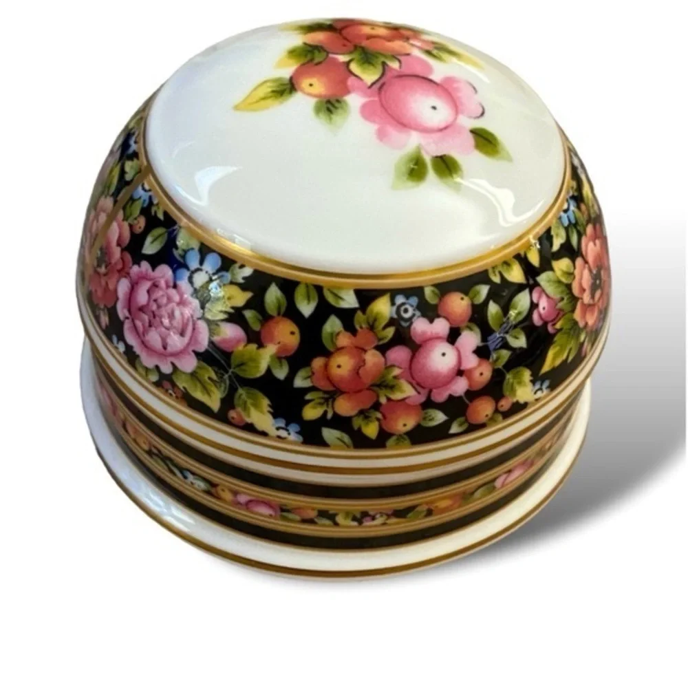 Wedgwood Clio Paperweight Made In England Excellent Condition
